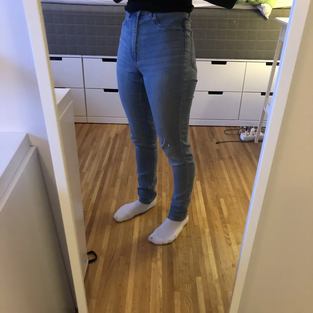 Högmidjade, blå skinnyjeans från H&M. I bra skick, säljer eftersom att de inte längre passar min stil. . Jeans & Byxor.