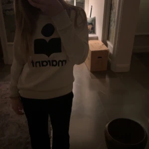 Isabel marant tröja  - Intressekoll på min jättefina isabel marant tröja inga effekter och använd några få gånger! köpt på nk🫶🏼💗