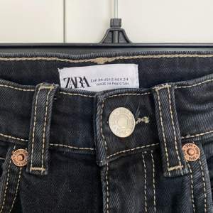 As snygga cropped bootcut jeans från zara. Har aldrig använts då de är lite för små. Färgen är mörk/ marinblå. Jättesnygga till exempelvis sneakers. Skriv för fler bilder eller mått!🤩🤩🙌🏼🙌🏼