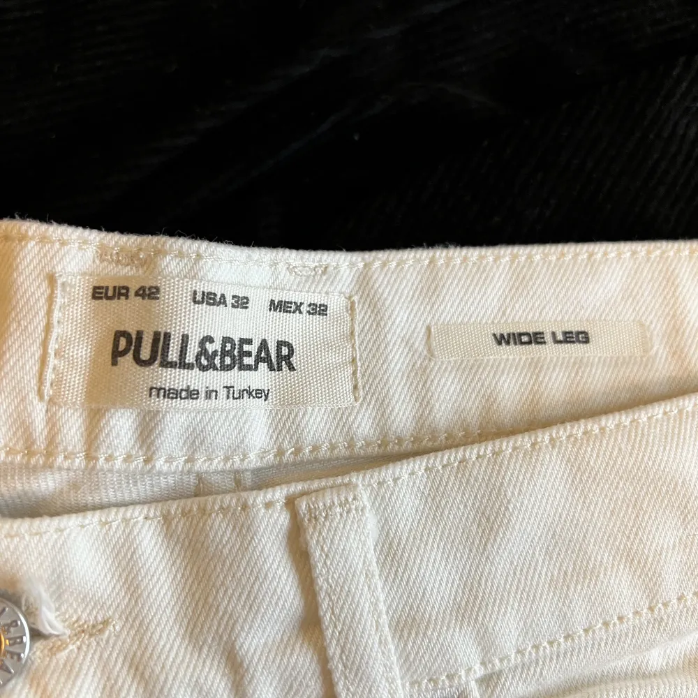 Fina knappt använda jeans från Pull&Bear Nypris 399kr. Jeans & Byxor.