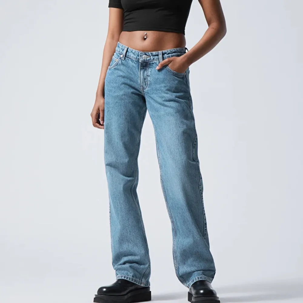 Säljer dessa populära lågmidjade jeans från Weekday. I modellen Arrow low och färgen Harper Blue. Helt oanvända och nyskicka. Nypris 590kr. Jeans & Byxor.
