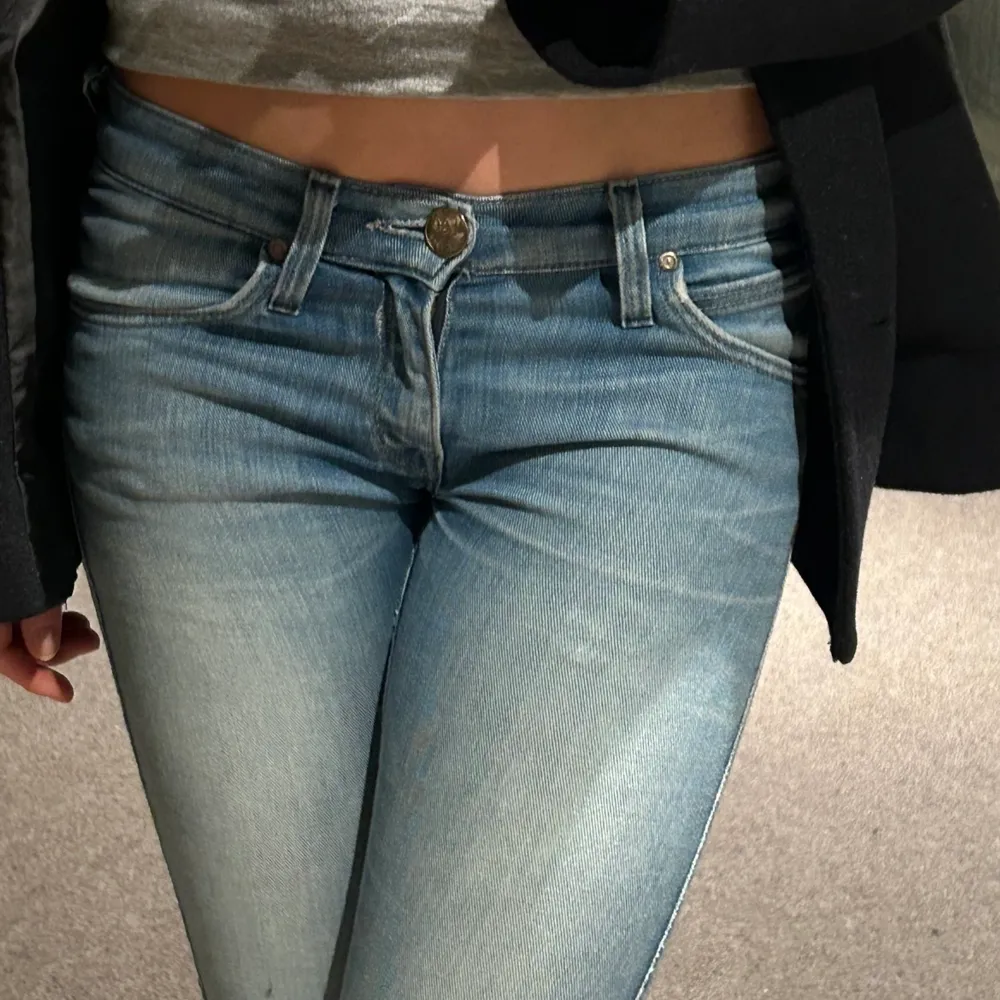 Säljer dessaas snygga  par lågmidjade jeans med mindre hål vid knäna😍💕. Jeans & Byxor.