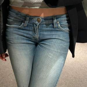 Säljer dessaas snygga  par lågmidjade jeans med mindre hål vid knäna😍💕