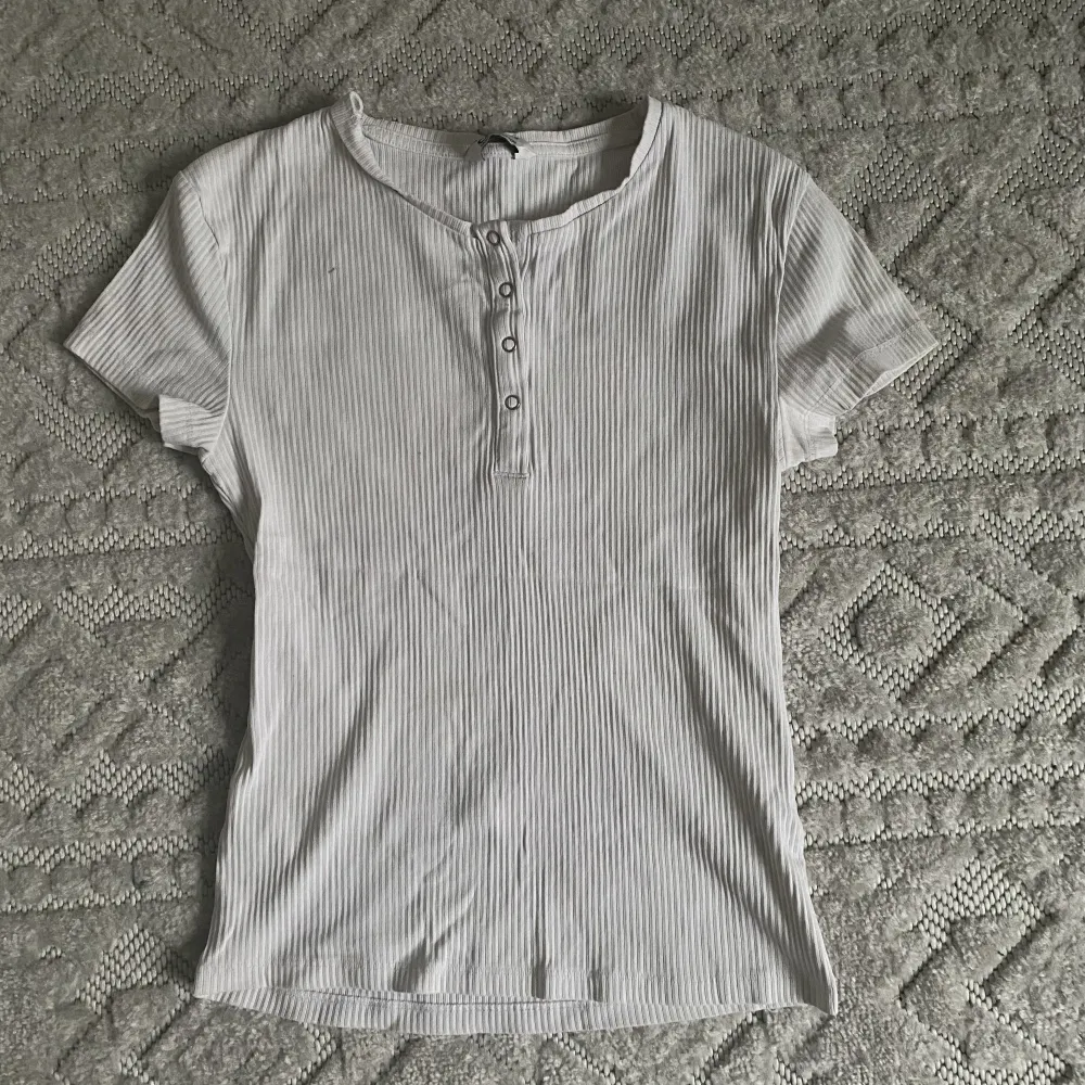 Säljer denna ribbade vita tighta t-shirt. Bra skick då den är använd fåtal gånger. (Har en likadan i brun som jag säljer) Skriv om ni har frågor! Pris+frakt . T-shirts.