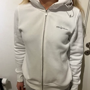 Vit Sail Racing hoodie - Jättefin zip up hoodie ifrån Sail Racing. Hyfsat ny, endast använd ett fåtal gånger🤍🤍