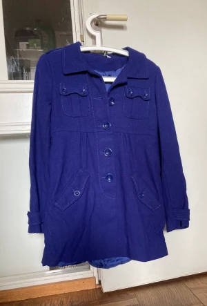 Kappa - Medeltjock kappa i fin lila färg.