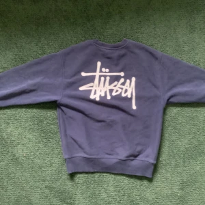 Stüssy crewneck - Stüssy crewneck köpt från deras hemsida för runt ett år sedan och säljer pågrund av att jag aldrig använder den.
