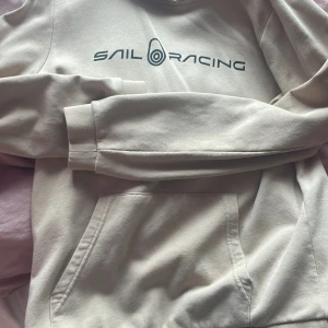 SAIL RACING huddie  - Nästan helt ny köpte den i somras men har inte använt mer än 2-5 gånger, nypris 900