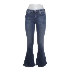säljer mina mörkblå bootcut jeans! inga skador säljer endast pga av används aldrig. 