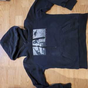 Fin knappt använd billabong hoodie i grå/svart med coolt tryck<3 Står strl L men passar som S (vet ej varför, kanske e barnhoodie)