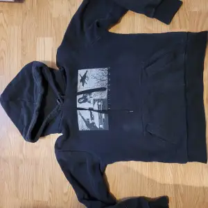 Fin knappt använd billabong hoodie i grå/svart med coolt tryck<3 Står strl L men passar som S (vet ej varför, kanske e barnhoodie)