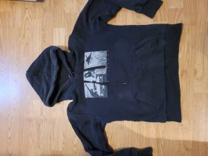 Billabong hoodie med tryck - Fin knappt använd billabong hoodie i grå/svart med coolt tryck<3 Står strl L men passar som S (vet ej varför, kanske e barnhoodie)
