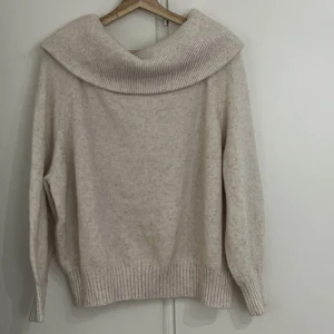 Stickad off-shoulder - Säljer en beige stickad off-shoulder tröja.