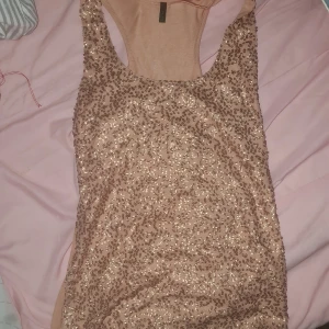 Glitter linne - Glitter linne i nyskick. Alsrig använd!