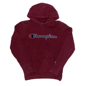Vinröd Champion hoodie - Champion hoodie i fint skick, mäns storlek M. Finns snöre till luvan som jag bara tagit ut. 