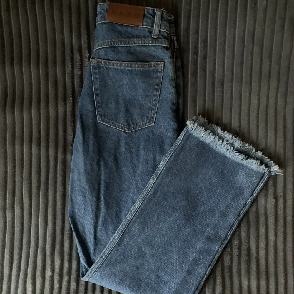 Jeans från NA-KD i mörk tvätt💙  Använda fåtal gånger . Jeans & Byxor.