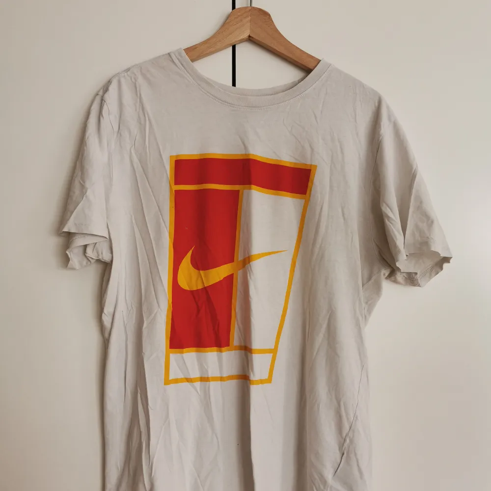 Säljer en nike t-shirt storlek L. Skit snygg och älskad med säljs pågrund av flytt.. T-shirts.