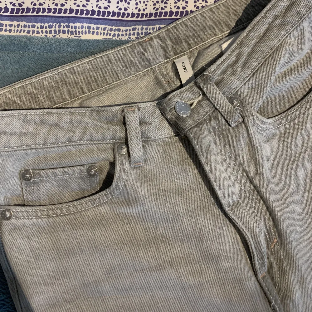 Grå Weekday jeans i modellen Rowe. Highwaisted och precis som nya. Hör av dig för fler bilder🌸. Jeans & Byxor.
