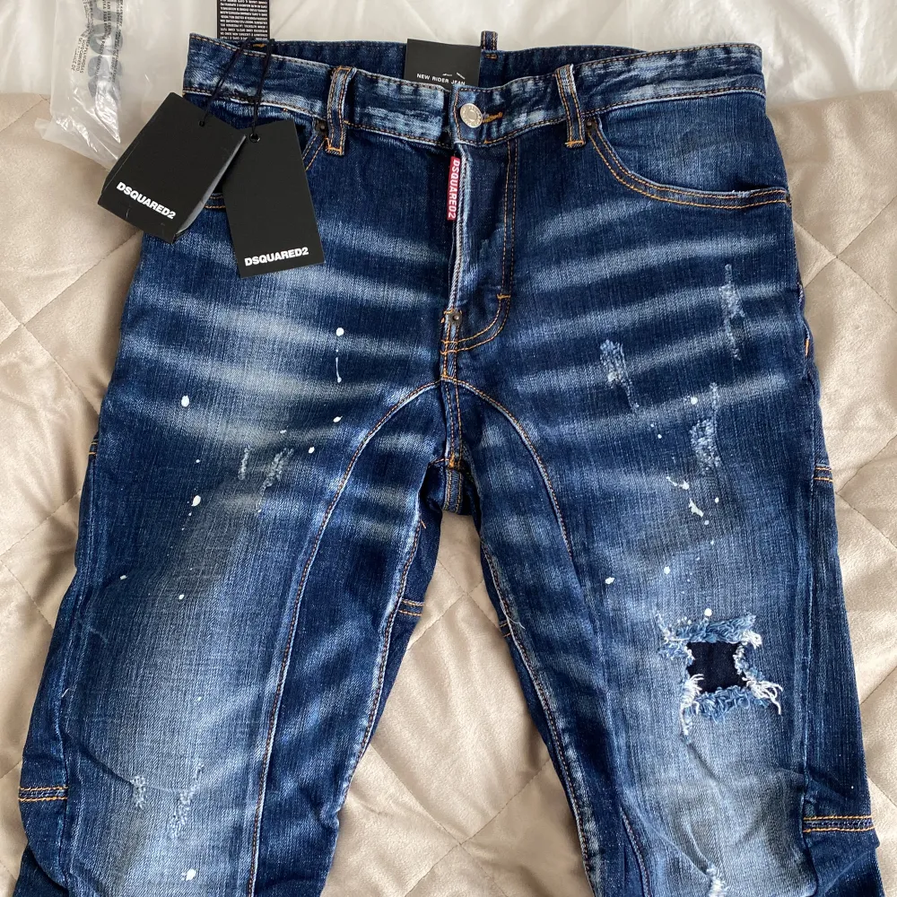 D2Jeans, aldrig rört den så helt ny är den.. Jeans & Byxor.