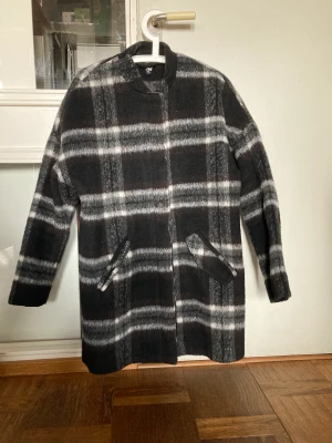 Kappa - Mellantunn en kappa med kort krage. 