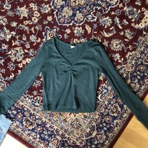 Långärmad topp - Söt trikå tröja från UO som är lite croppad. Bra skick!