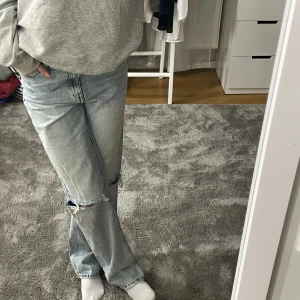 Jeans - Supersnygga vintage håliga jeans!🤍 använda några enstaka gånger, väldigt bra skick och Inge defekter❤️‍🔥 hör av er om ni har några frågor, tryck gärna på ”köp nu” knappen!