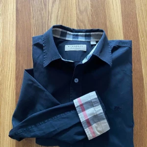 Burberry skjorta - Säljer nu min burberry skjorta i storlek M. Den är i använt skick utan skavanker. Nypris på denna ligger på 4000kr, jag säljer denna för 600kr.  Tveka inte att höra av dig vid funderingar!