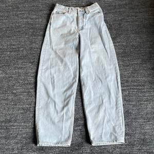 Ljusblå baggy/loose fit jeans i bra skick. Storlek w24 l30. Om du har frågor är det bara att skicka meddelande 👍