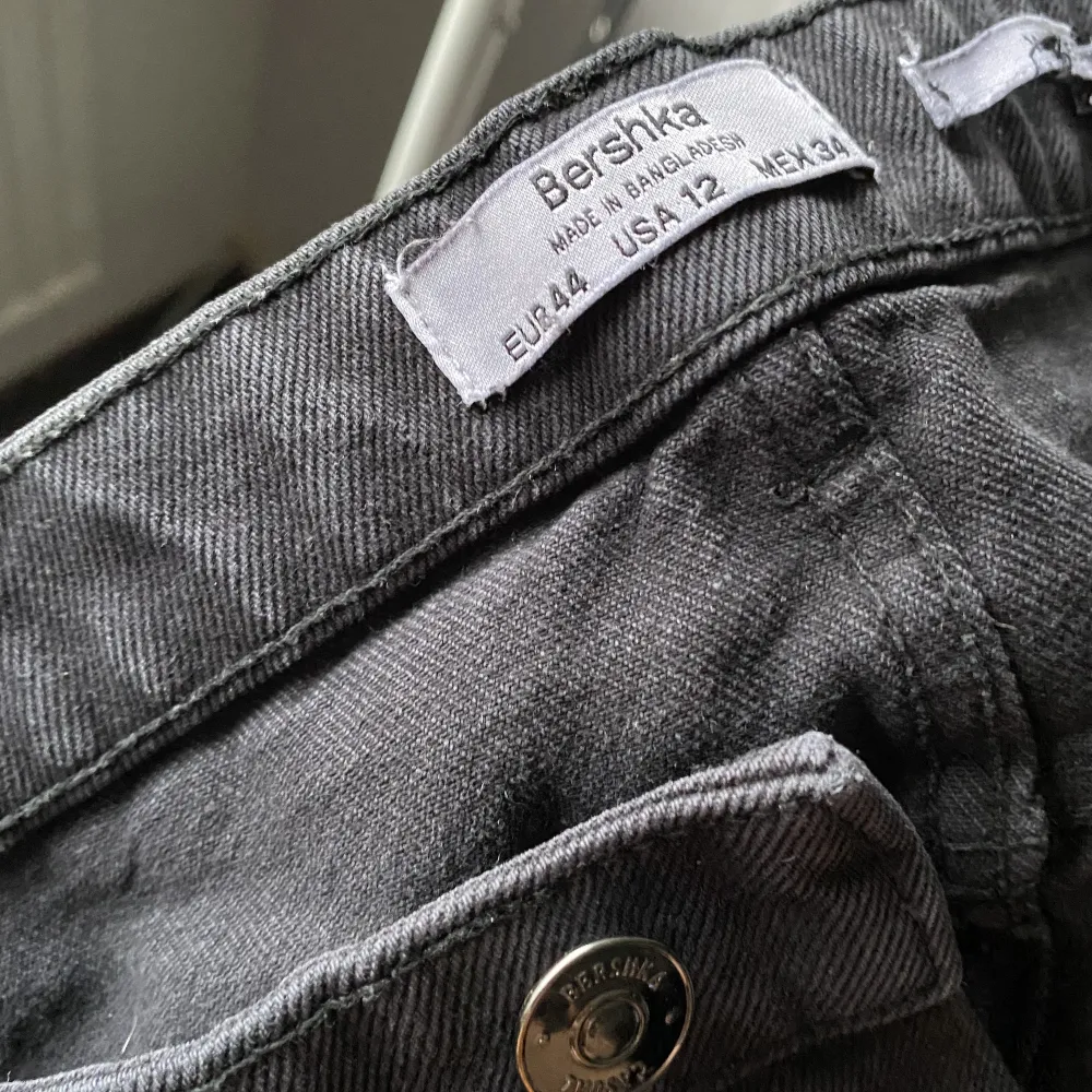 Ett par håliga jeans från Bershka i storlek 42 som inte kommer till användning:) köpta för 300kr men säljer för 100kr☺️ . Jeans & Byxor.