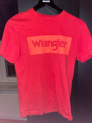 Wrangler T-shirt  - Säljer en wrangler t-shirt som bara ligger. (Aldrig använd) 