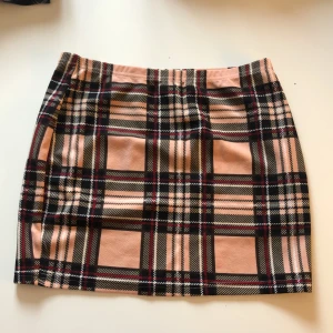 rutig kjol - aldrig använd, väldigt stretchig och skön att ha på sig men köpte fel färg. det är L men sitter som en M