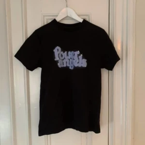 Ganni t-shitt - Ganni t-shirt med trycket ”power angels”. Inget att anmärka på skick. 
