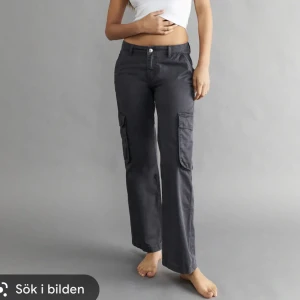 Populära low waist cargo pants gina - Populära gråa low waist cargo pants från Gina tricot. Aldrig använda med lapp kvar. Storlek 42. Nypris 499. Frakt tillkommer 