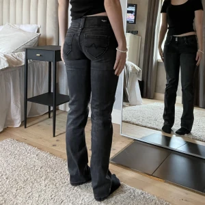 Pepe jeans - Säljer mina trendiga pepe jeans då de inte kommer till användning. Skick är som nytt. Köpta för 1000kr säljer för 500kr + frakt. Är ca 162cm lång och passar perfekt på mig. Meddela för yttligare frågor. KÖP DIREKT FÖR 500kr 💕