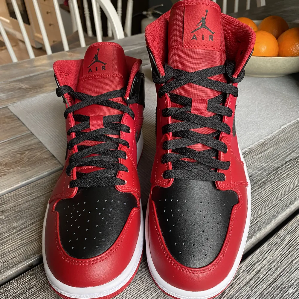 helt nya oanvända röda air jordan 1 mids  nypris 1350:- vid intresse kan fler bilder skickas . Skor.