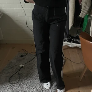 Trackpants med vita sträck - Så fina! Midwaist, är 176 cm och de är perfekta i längden men lite tighta💕