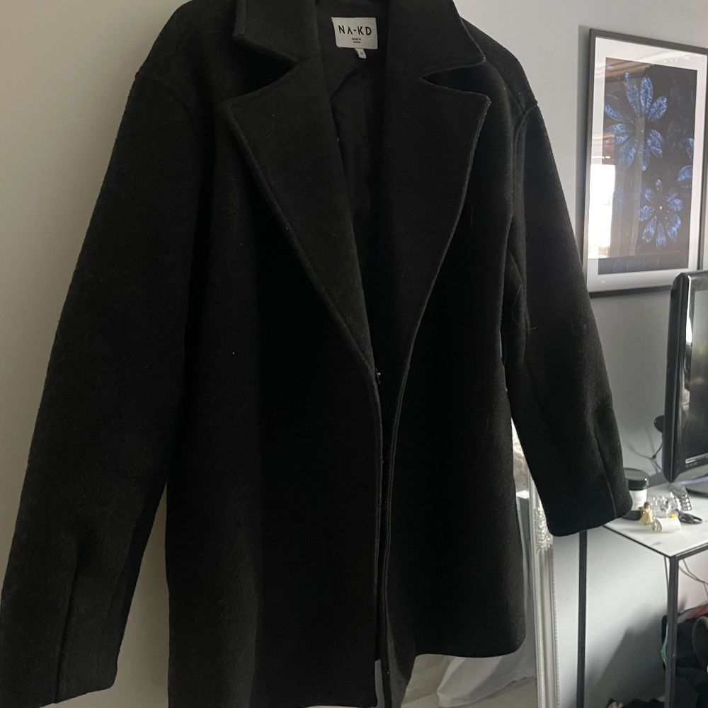 Säljer denna svarta ”Klassiska korta kappa” ifrån NAKD. (finns ej kvar på hemsidan) Den är ganska varm och passar både till vår & höst😊. Jackor.
