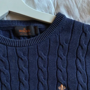 Morris tröja - Kabelstickad Morris tröja, använd ett fåtal gånger. Passar både killar&tjejer. 