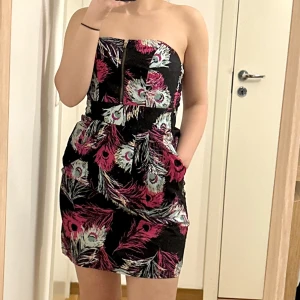 Axelbandslös klänning - Svart bodycon-klänning i minilängd med bandeauringning.  I nyskick!