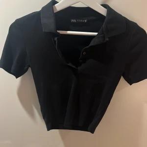 Zara top - Använd ett par gånger men i bra skick. Säljer pga för liten storlek. Tröjan jag ett litet sträck vid sidan men det syns inte när man har på sig.