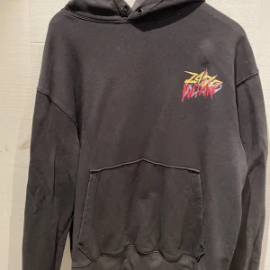 Zadig & voltaire hoodie - Feeeettt najs hoodie från zadig, säljer för jag inte använder längre 💓 hoodien är en herr M men passar oversize på mig som är 170 eller vanligt på min kille som är 185. 💃💃💃✌🏽✌🏽🗿 liiite uttättad men inga fläckar! 