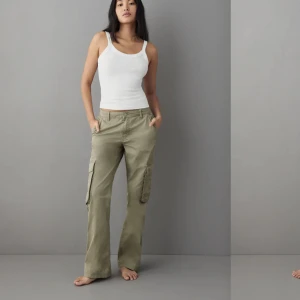 Gröna cargo - Ljusgröna cargobyxor från Gina tricot, används 1 gång så i nyskick! Nypris 499