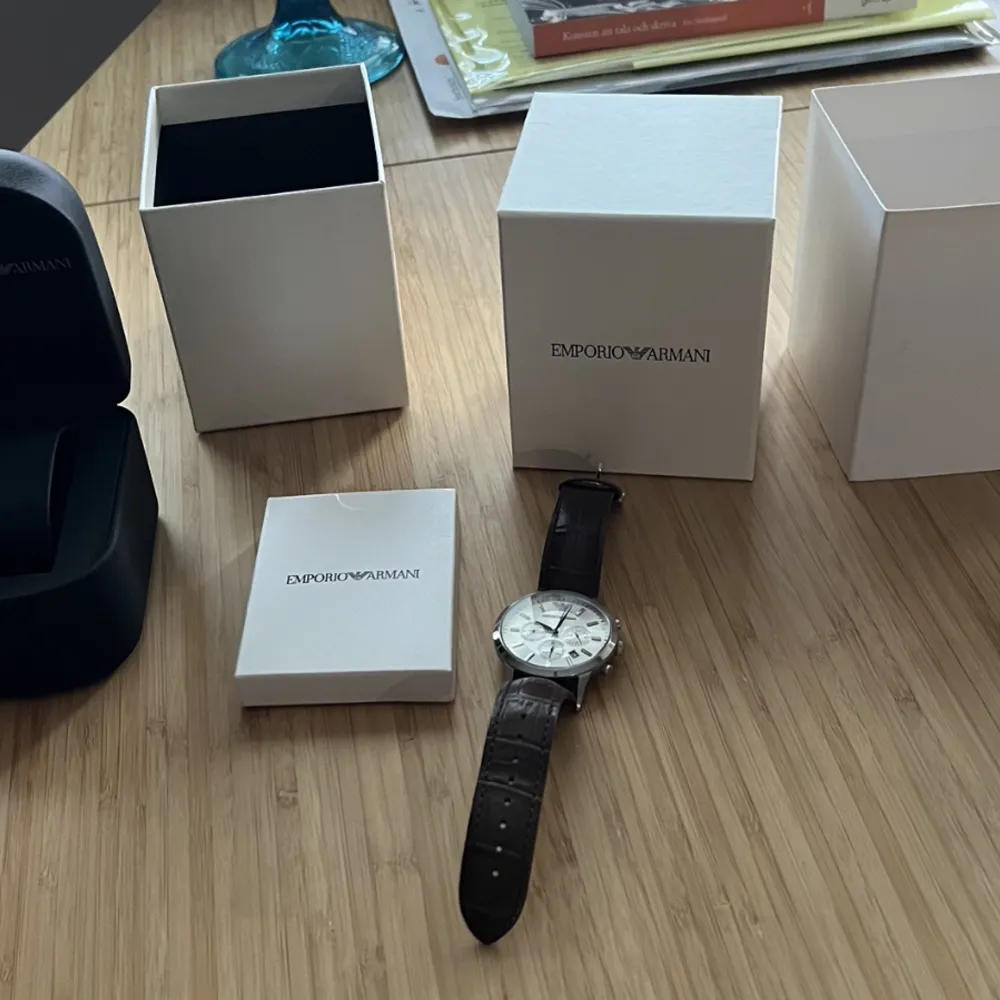 Hej! Jag säljer min Emporio Armani klocka till någon som vill ha det som present eller varför inte till sig själv.   Finns i Uppsala eller skickas om köparen stor för frakten. . Accessoarer.