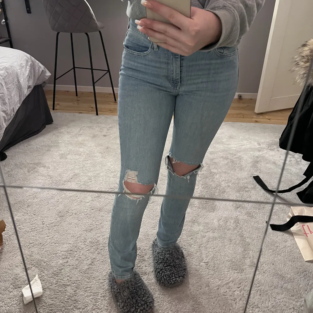 Säljer nu mina fina levis jeans som enbart kommit till andväning 2 gånger då jag ej tyckt modellen passar mig! Modellen heter 724 high rise straight. Jeans & Byxor.