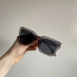 Solglasögon  - Chimi liknade glasögon. 