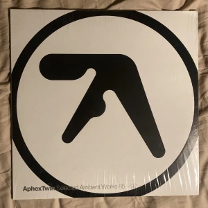 APHEX TWIN VINYL AMBIENT WORKS 85-92 - Aphex twin Ambient works 85-92 på VINYL. Plasten är fortfarande kvar, INGEN REPA. (Fyra sidor) Skivan är väldigt dyr i vanliga fall och köpte second hand för 370.