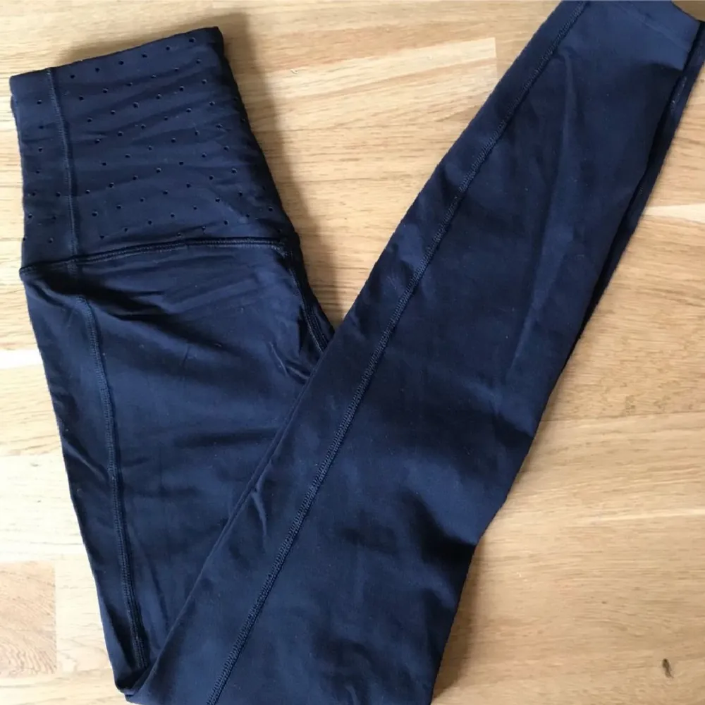 Thick, compressing leggins. Nike Dri-Fit, hugging the exact right places 🦦 Sparingly used. Original price: 750sek. Jeans & Byxor.