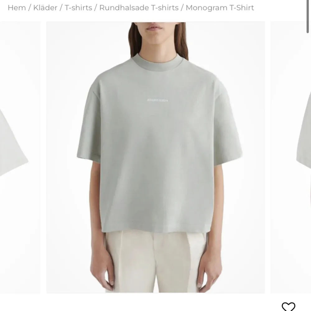 OBS! (Första bilden är till för att visa hur T-shirten sitter på!) Säljer supersnygg t shirt från Axel Arigato. Använd max 3 gånger! Har lapp och allt kvar🫶🏾. T-shirts.