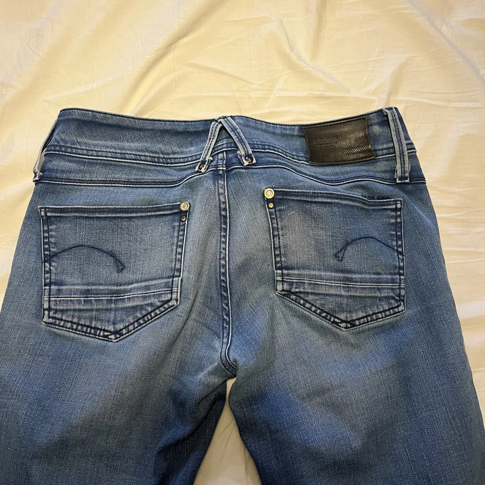 Supersnygga låg midjade jeans från G-star, säljer då de är lite stora på mig 🤗 Innerbenslängd: 78cm midjemått: 39cm (rakt över) . Jeans & Byxor.