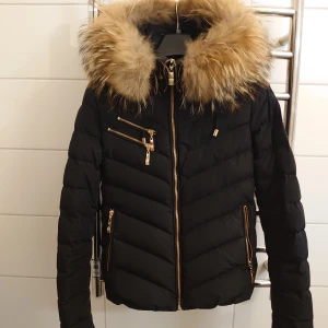 Hollies Chatel jacka  - Fin & varm jacka från Hollies i storlek 34/XS, i mycket fint skick. 